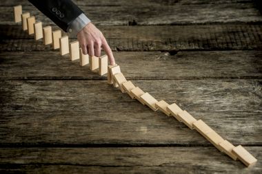 Yüksek açı görünümü görüntü domino etkisi durdurma işadamı