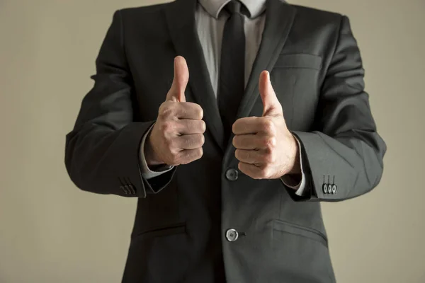 Entuzjastycznie biznesmen tworzących podwójnego kciuk — Zdjęcie stockowe