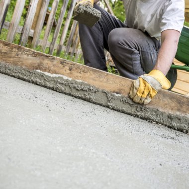 Taze düzleştirme işçi beton koydu