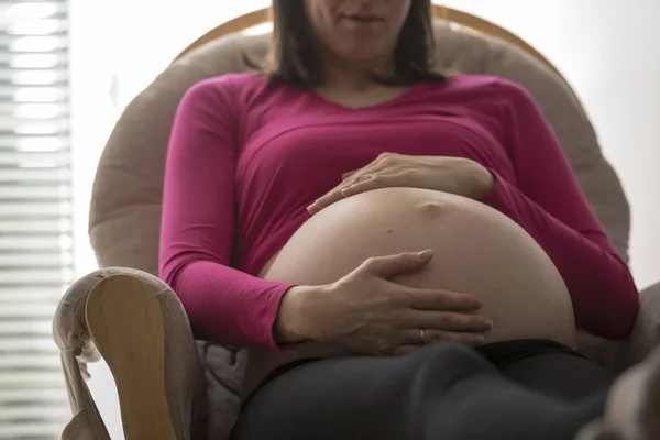 Velmi těhotná žena s velkým dítě uhodit — Stock fotografie
