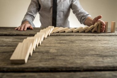 İşadamı el domino etkisini durdurdu