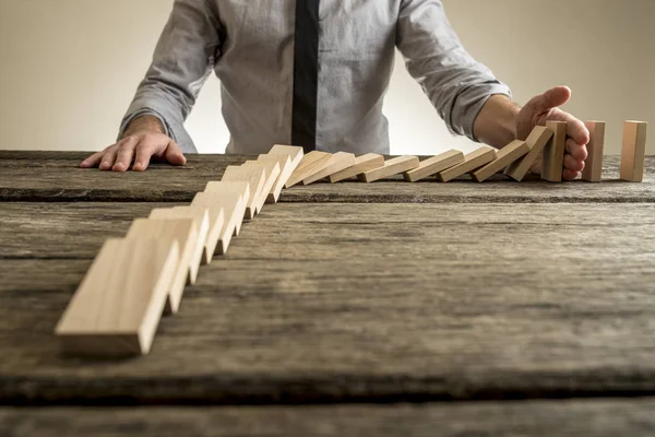 Affärsman hand stoppa dominoeffekt — Stockfoto