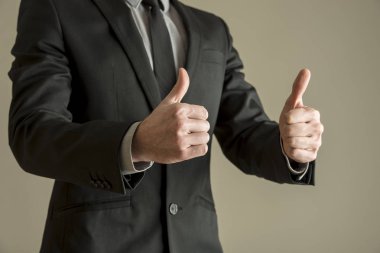 Başparmakları havada bir iş adamı