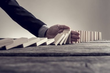 İşadamı hurma ile dağılan Domino önleme