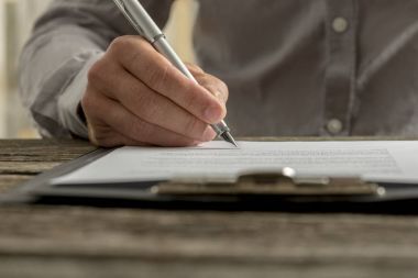 Portre erkek el iş sözleşmesinin veya belge imzalama
