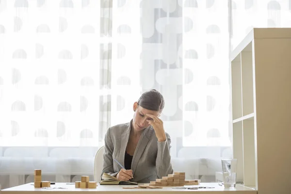 Businesswoman working at office desk — Stock Photo, Image