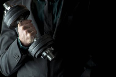 Dumbbell pazı kıvırmak yapıyor bir işadamı