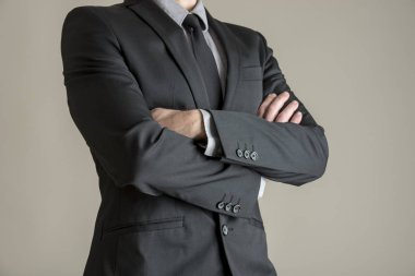Gövde katlanmış silah ile ayakta işadamı