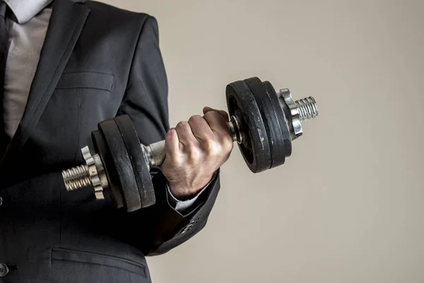 Biznesmen w garniturze robi hantle biceps curl — Zdjęcie stockowe