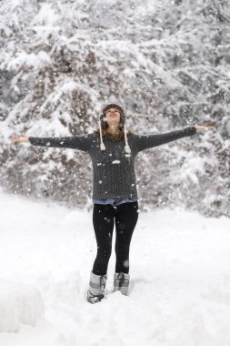 Kollarını ile karlı bir orman içinde duran kadın yaygın yayıldı