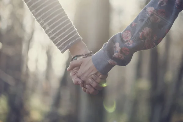 Immagine tonica di due donne che si tengono per mano — Foto Stock