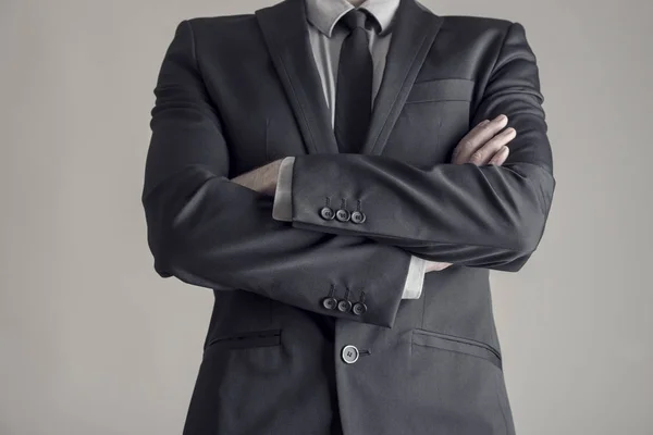 Ylävartalo liikemies seisoo taitettu kädet — kuvapankkivalokuva