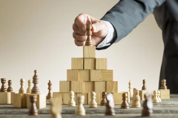 Biznesmen wprowadzania figurę szachową na bloki — Zdjęcie stockowe