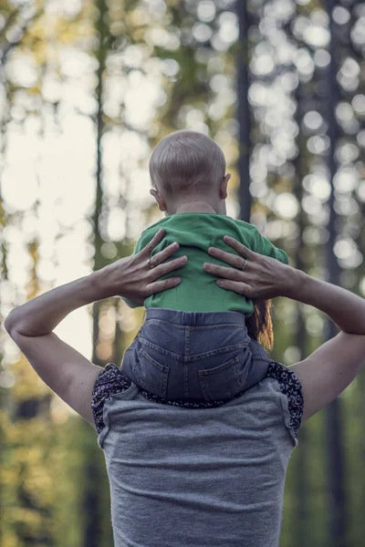 Retro bilden av en mor som promenader med sin baby son — Stockfoto