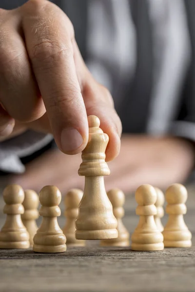 Hombre jugando al ajedrez moviendo la pieza reina —  Fotos de Stock