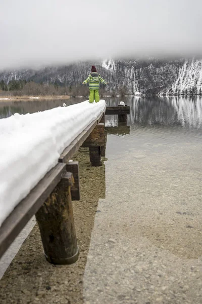 Dítě stojí na molu na jezero Bohinj — Stock fotografie