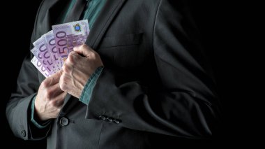 İşadamı 500 euro faturaları holding iş elbiseli yakınındaki içinde 