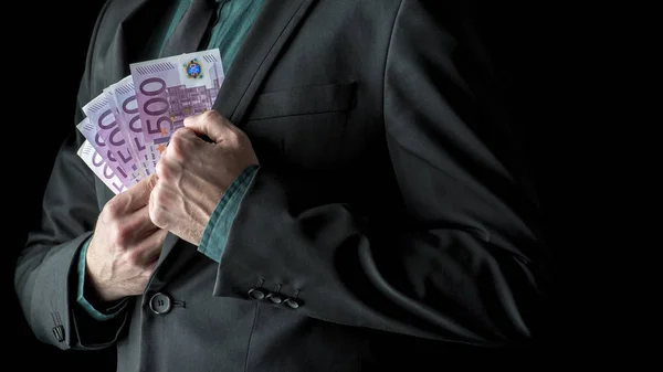 Uomo d'affari in giacca e cravatta con 500 euro di banconote vicino all'interno — Foto Stock