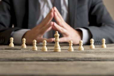 Strateji planlama sıktı elleri ile işadamı