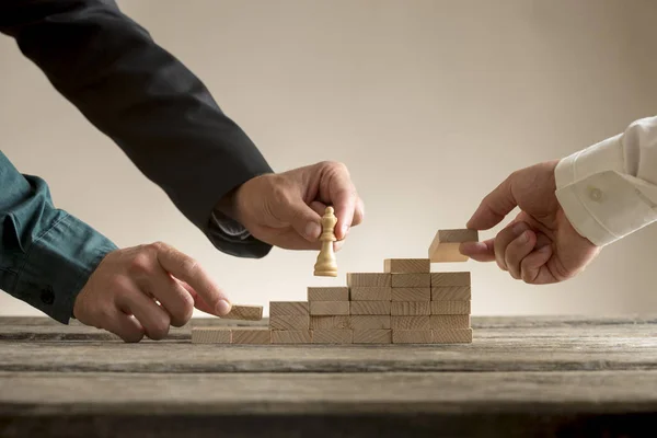 Üzleti csapatmunka-szemlélet egy üzletember, sakk darab mozgás — Stock Fotó