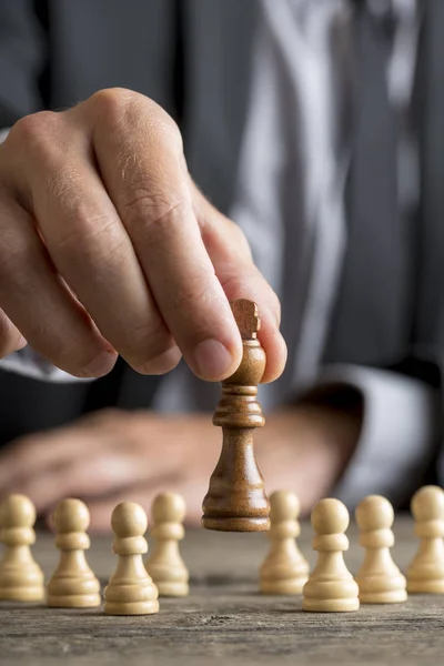 Geschäftsmann, der Schach spielt, zieht schwarze Königsfigur hoch — Stockfoto