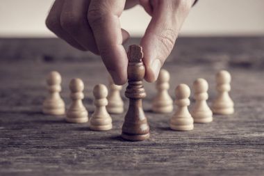 İnsan el koyarak Kral satranç parça