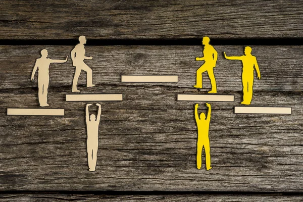 Küçük siluet insanlar üstünde tepe-in kağıt adımları