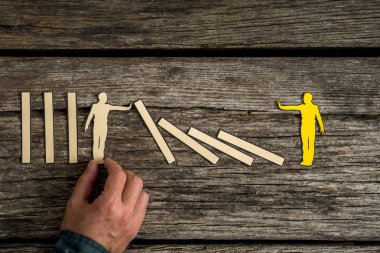 Dikkatli bir şekilde küçük ahşap rakam konumlandırma dostum