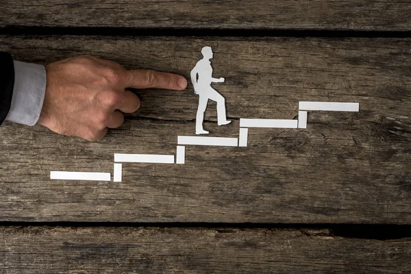 Бизнесмен поднимается по корпоративной лестнице — стоковое фото