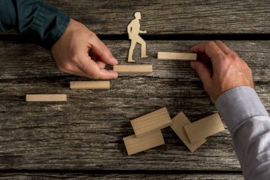 İki kişi küçük oyuncak Ahşap merdiven inşa