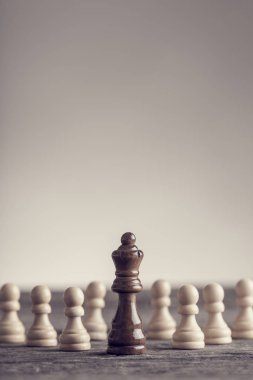 Siyah vezir satranç taşını beyaz piyon ile