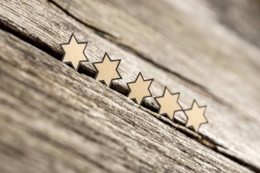 Üst üste bir rustik ahşap kurullarında beş yıldız