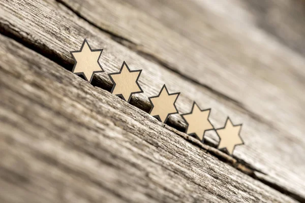 Üst üste bir rustik ahşap kurullarında beş yıldız