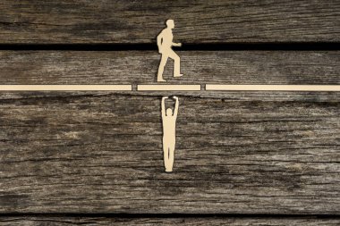 Kağıt kesiği kullanarak ekip çalışması kavramı erkekler çıkışları