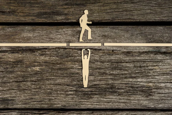 Kağıt kesiği kullanarak ekip çalışması kavramı erkekler çıkışları