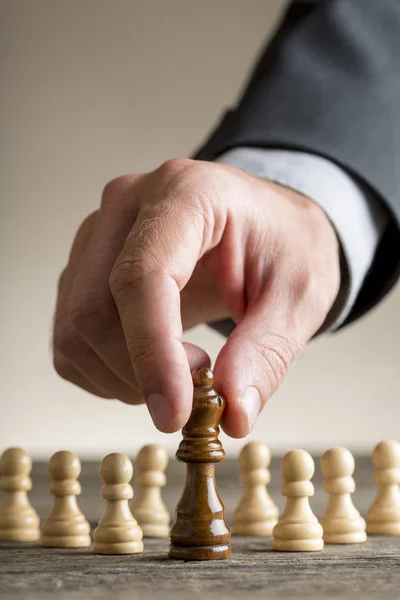 Figura de ajedrez reina en movimiento de mano humana — Foto de Stock