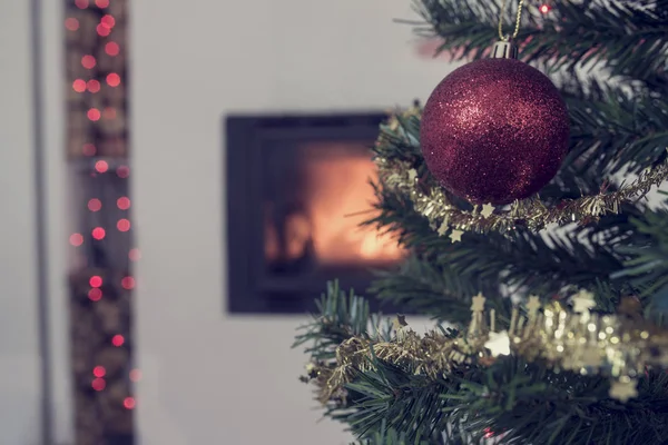 Kerstmis achtergrond met een rood bauble op een boom — Stockfoto