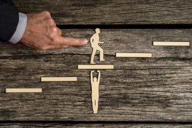 Parmağını itme küçük kağıt kullanan adam tırmanma adımları anlamak