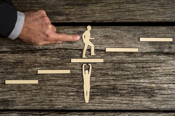 Parmağını itme küçük kağıt kullanan adam tırmanma adımları anlamak