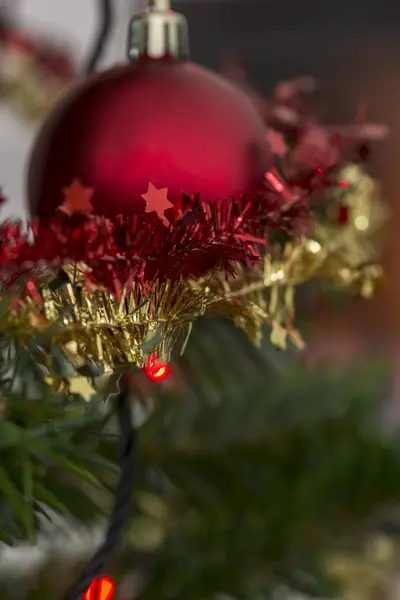 Kleine Weihnachtssterne mit roter Kugel dekoriert — Stockfoto