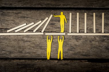 Düşen bloklar tutan sarı kişi