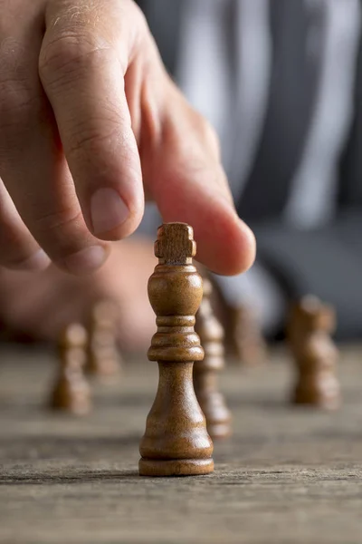 Mano umana movimento pezzo di scacchi re — Foto Stock