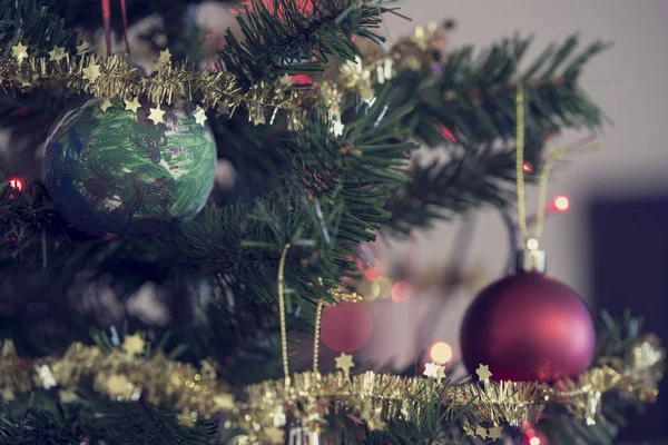 Weihnachtsbaum mit traditionellen Ornamenten geschmückt — Stockfoto