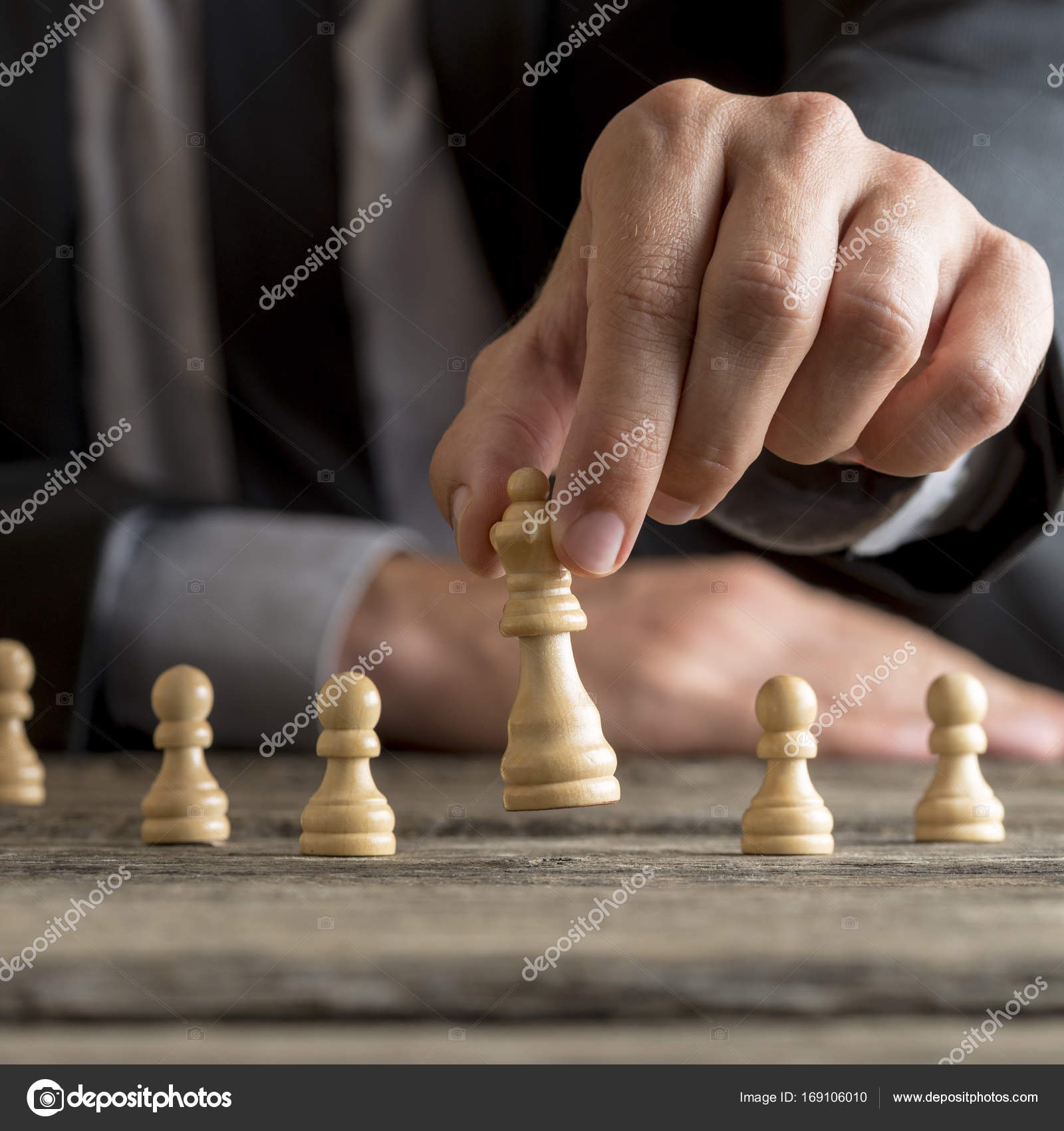 The suit of the chess queen with his own hands The suit of the chess queen with his own hands