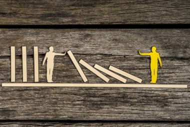 Beyaz siluet kesme düşmüş blok tutan bir adam