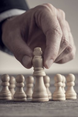 Onun fin yukarı kaldırarak hareket Kral adam satranç parça