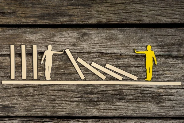 Beyaz siluet kesme düşmüş blok tutan bir adam