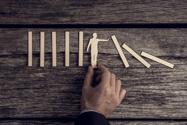 Retro obrázek podnikatel prokazuje zastavení domino eff — Stock fotografie