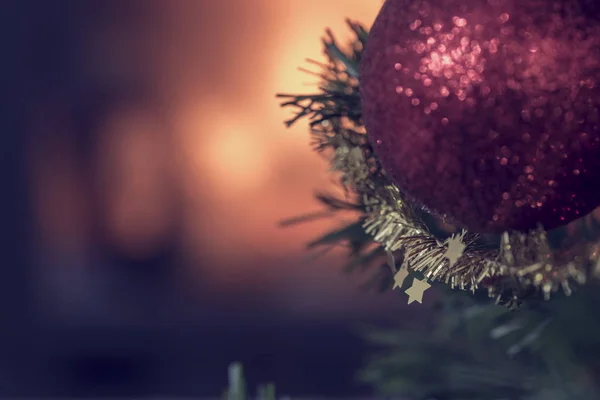 Fondo de Navidad con espacio de copia sobre un fuego desenfocado — Foto de Stock