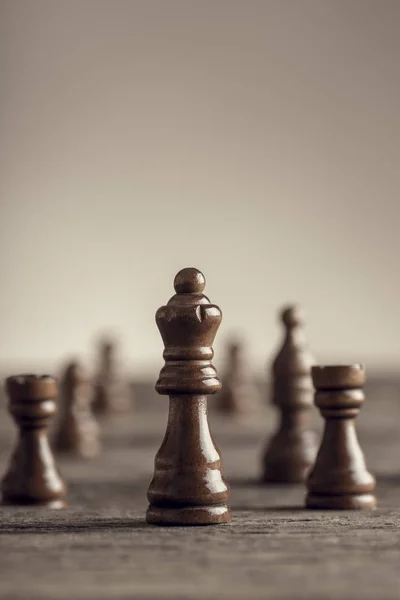 Чорна королева з шаховими фігурами на дерев'яному столі — стокове фото